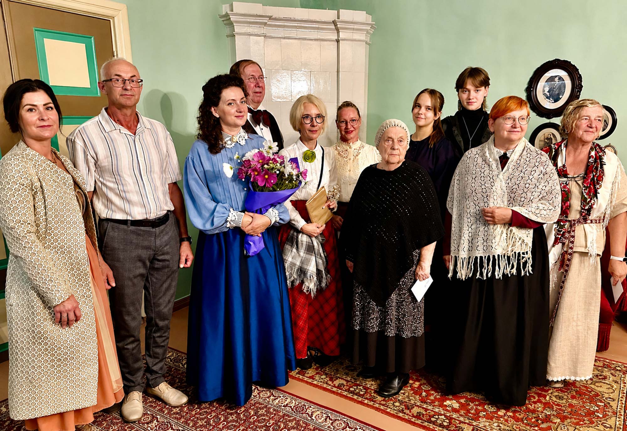 Ajarännaku tegelased. Vasakult: Katrin Tomberg, Meelis Maran, Kaili Viidas, Elmar Trink, Pille Rohtla, Kristi Soll, Virve Ots, Kärt-Getter Rest, Maara Parhomenko, Raili Leesalu, Helena Linnamäe. Fotod ja video: KALEV ANNOM